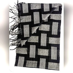 100% Cashmere Scarf Black and white with fringe